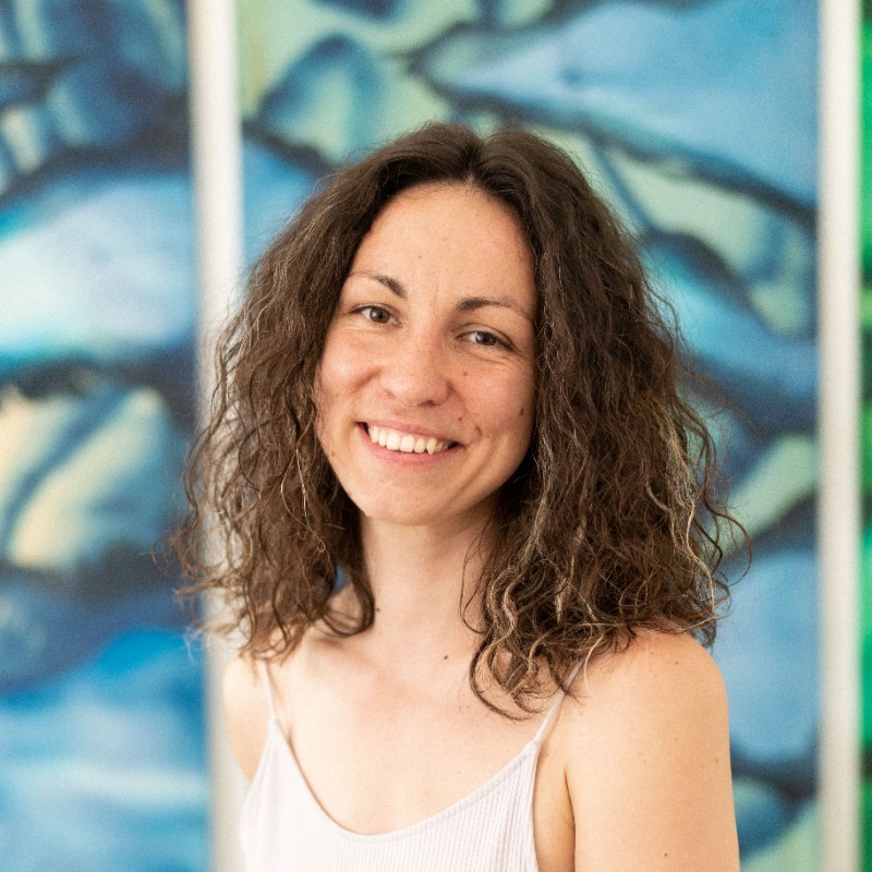 Ilustračný používateľ poskytujúci recenziu